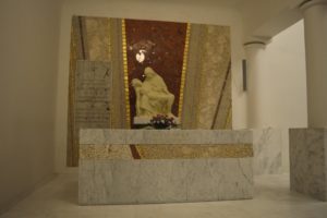 mozaika rajhrad, sarkofág biskupa Huyna