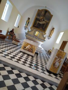 mozaika v kostele, mozaika kaple, mozaika na oltáři