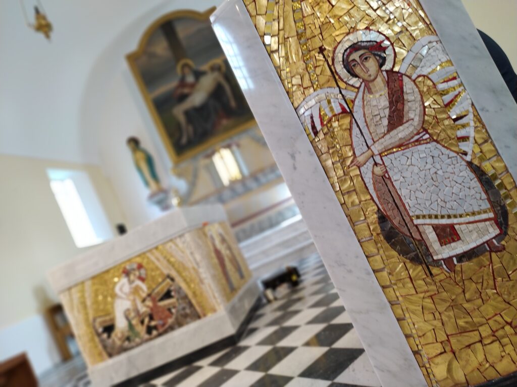 mozaika v kostele, ambon, lutršték