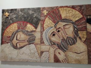 Křížová cesta Považská Bystrica, kostel, kostol, mozaika, výzdoba kostela, presbytáře, Kristus na kříži