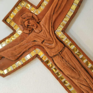 Kříž na zeď s Kristem, reliéf keramický s mozaikou, 34 cm