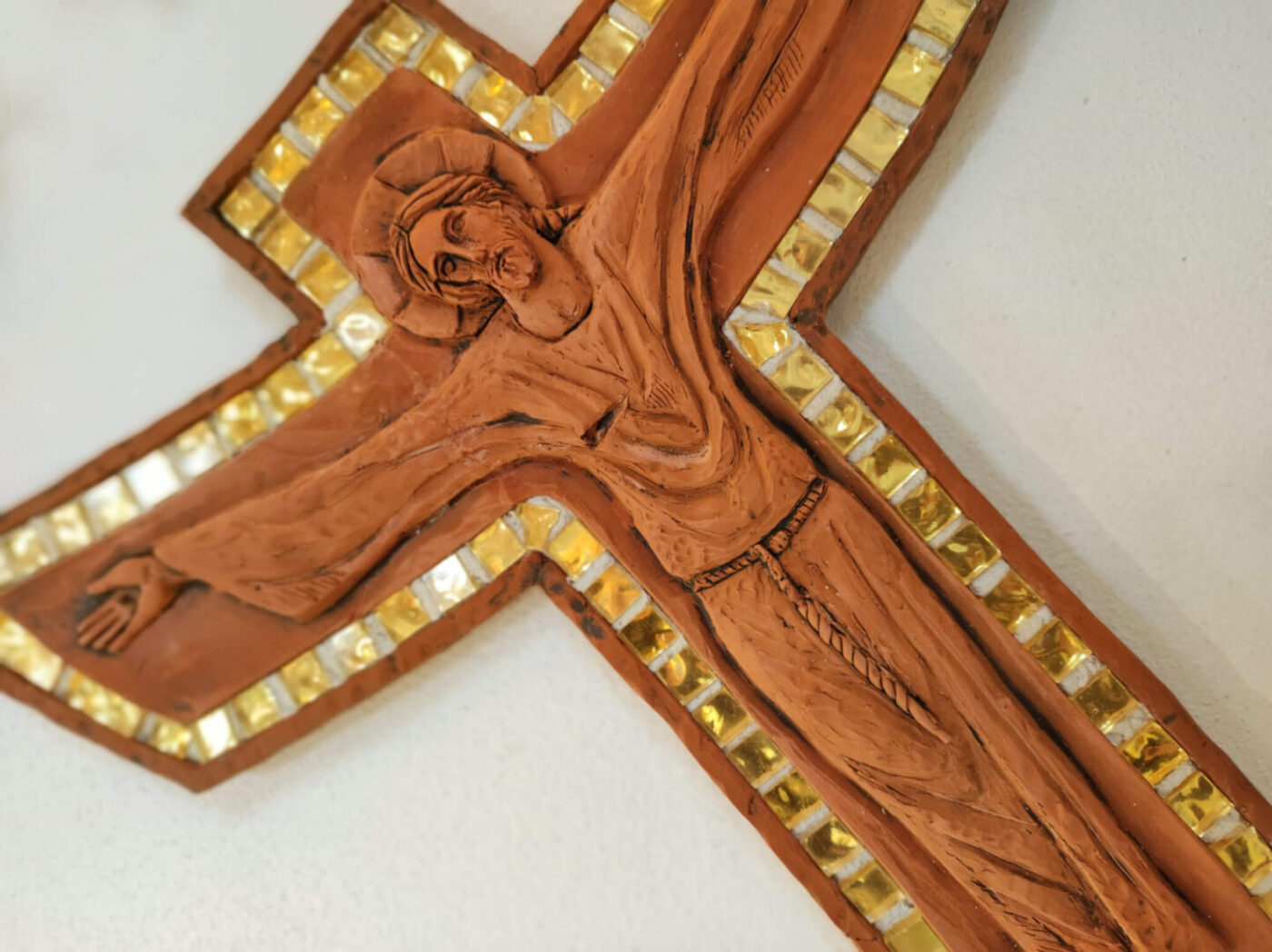 Kristus na kříži, kříž na pověšení na zeď, se zlatou mozaikou, keramický reliéf, mozaika