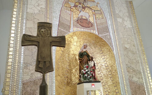mozaika v presbytáři kostela Vysočina