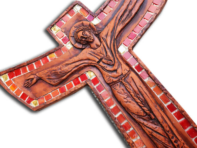 Keramický kříž na pověšení na zeď s mozaikou