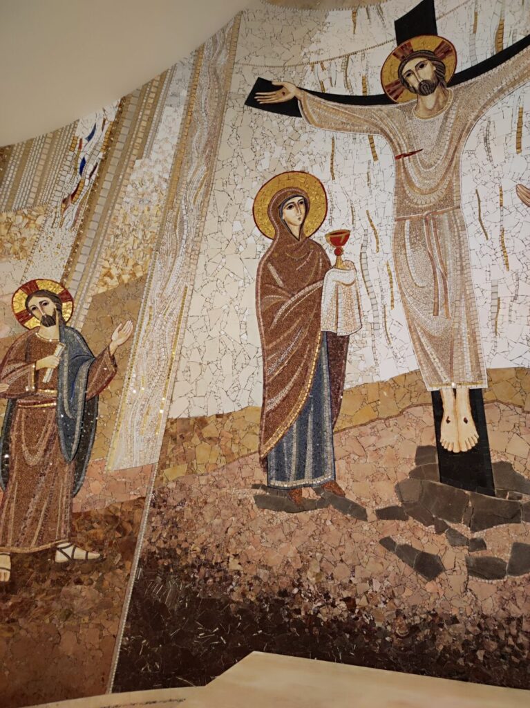 Matka Boží u kříže s kalichem