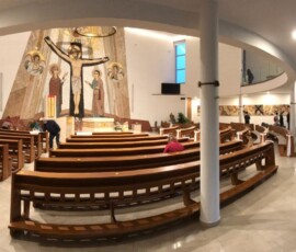 Považská Bystrica Křížová cesta Považská Bystrica, kostel, kostol, mozaika, výzdoba kostela, presbytáře, Kristus na kříži