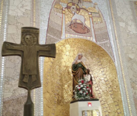 Nová Ves u Nového Města mozaika v presbytáři kostela Vysočina